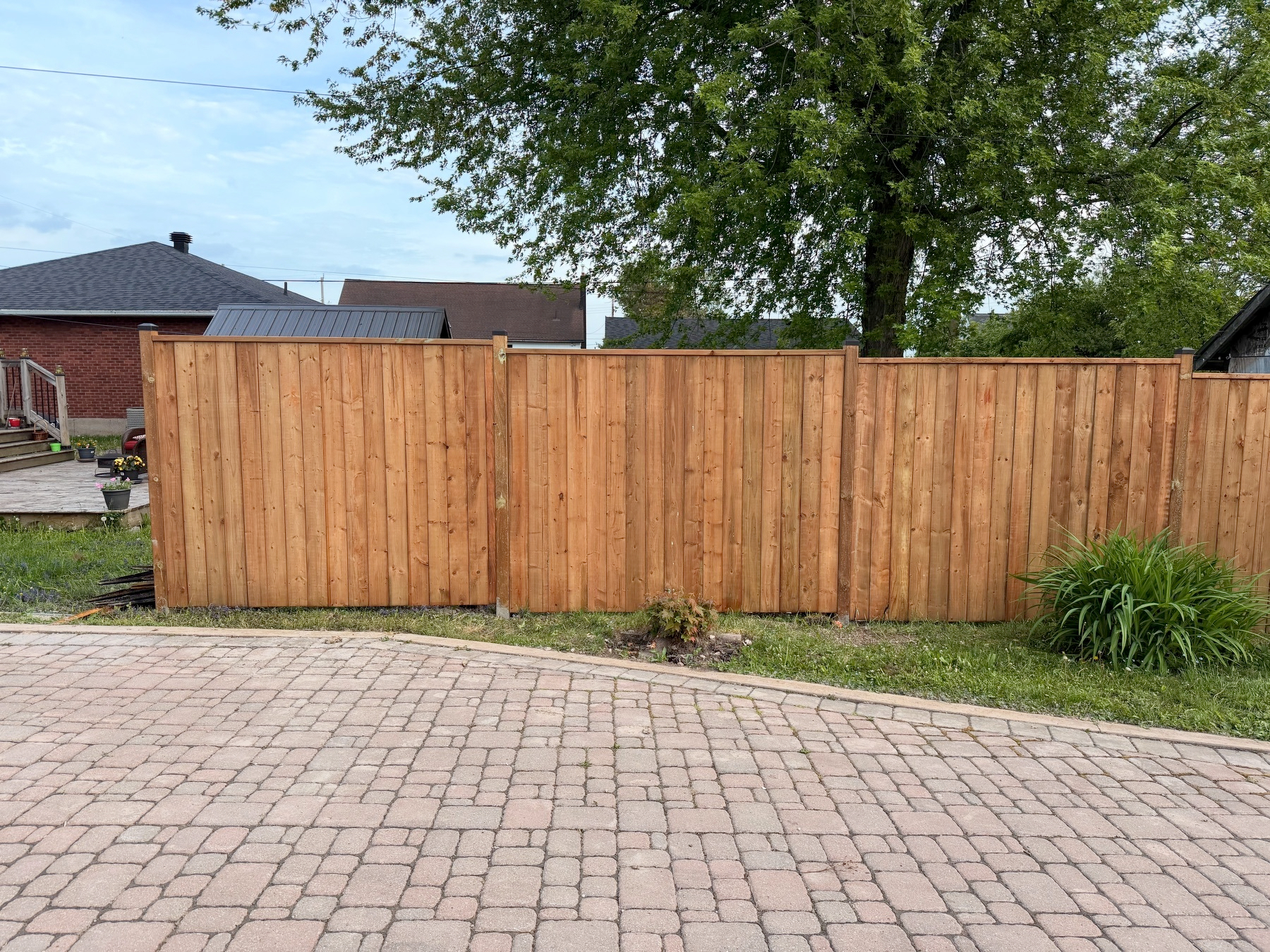 Side privavcy fence fully completed.
