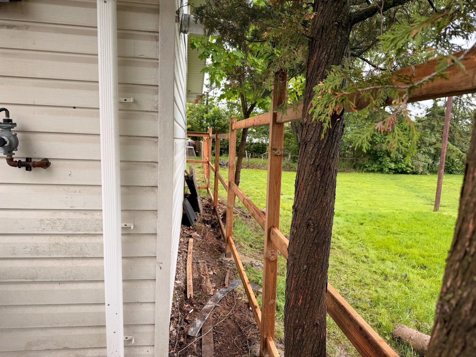 Fence behind the garage, partilaly completed.